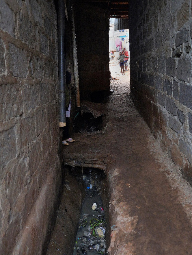 toilet-footpath-kibera